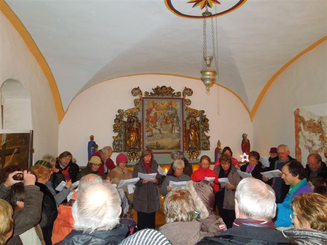 Noël 2012 à Bay : chants dans la chapelle (doc. Les Amis de Bay)