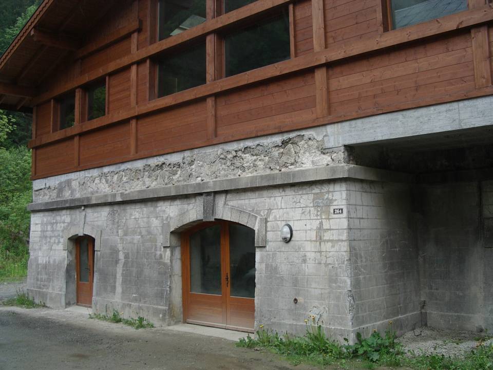 Vestiges du bâtiment de l’ancienne centrale des Chavants et l’atelier construit sur le soubassement (cliché Bernard Théry)