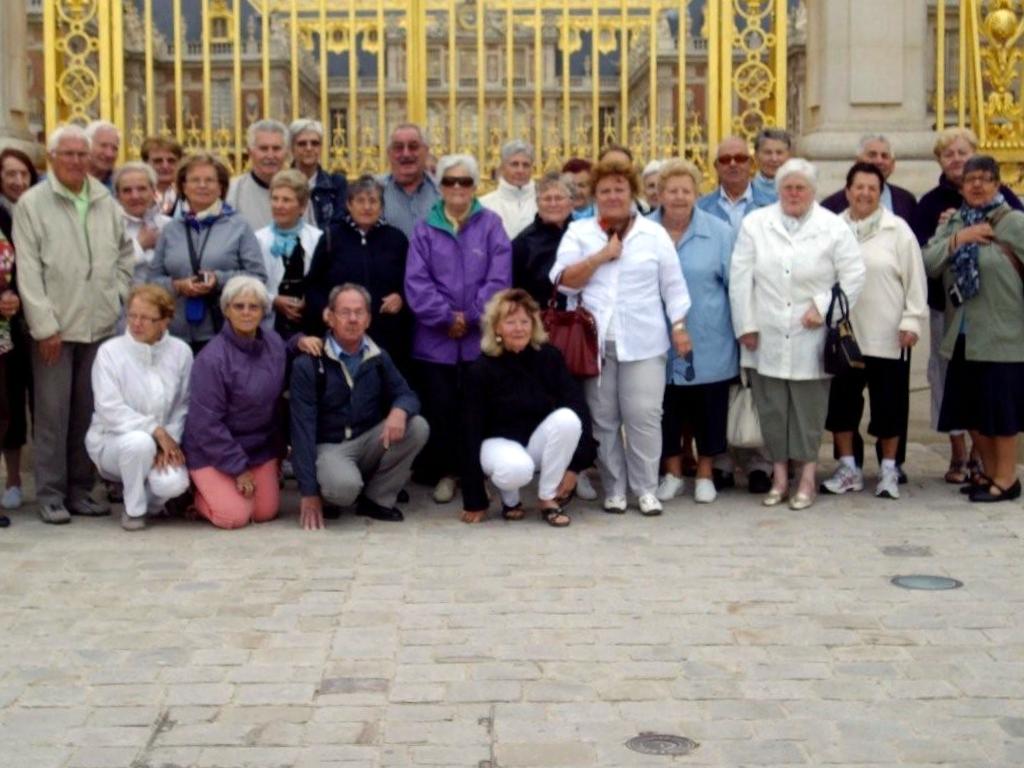 Voyage à Paris et visite au château de Versailles en septembre 2012  ; le groupe devant la grille du château (Doc. Club de l’Amitié de Passy)