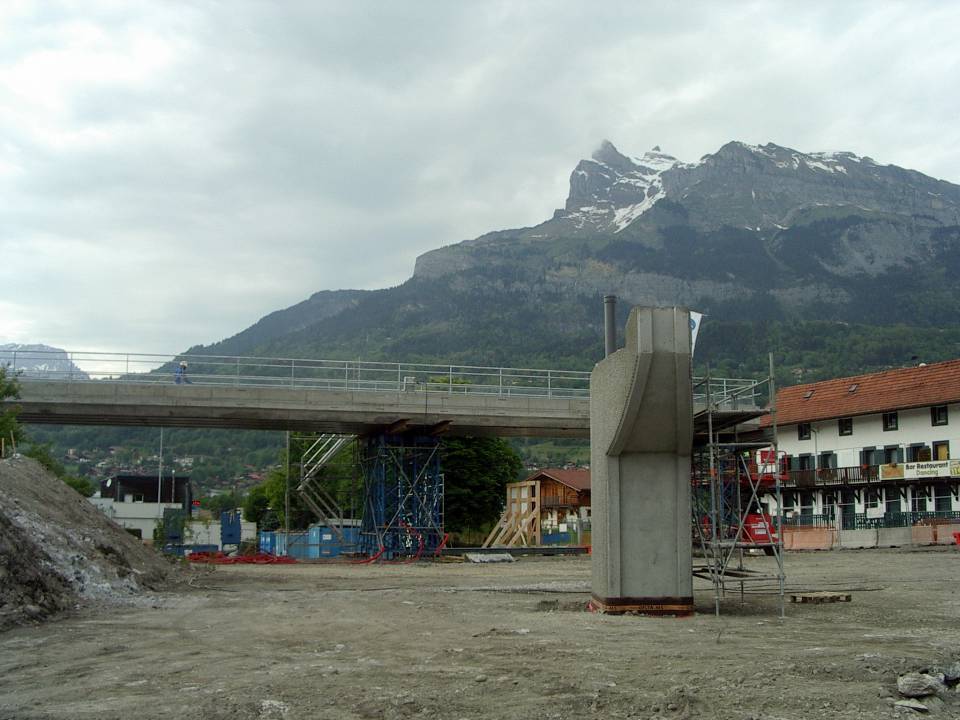 Profil bombé d'une pile du pont ; sur le tablier le garde-corps a été posé (cliché Bernard Théry, 2013 06 14)