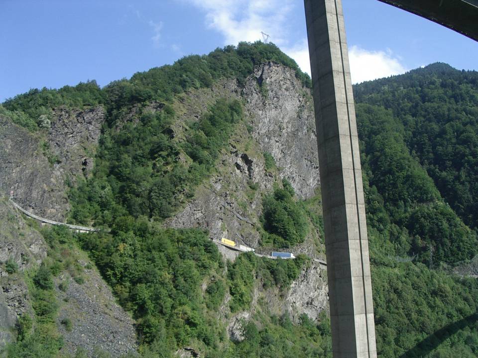 La voie descendante de la Route blanche au niveau des Egratz, avant les travaux de sécurisation (cliché Bernard Théry, 1er août 2011)