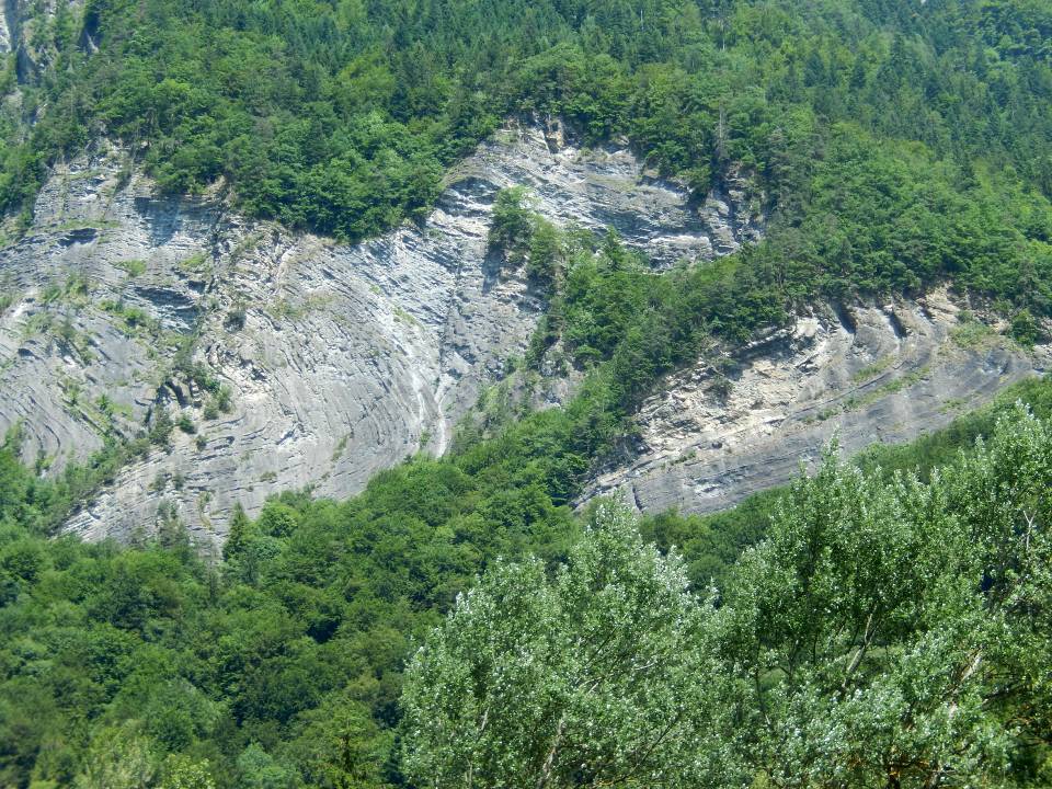 La falaise entre l’Arpenaz et St-Martin, et ses « couches contournées » (cliché B. Théry, 13 juin 2014) 