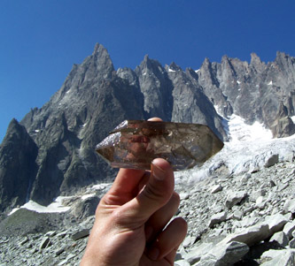 Cristal de quartz fumé biterminé, massif du Mont-Blanc (photos M. Petetin ; site du Club de minéralogie de Chamonix, « Cristaux in situ »).