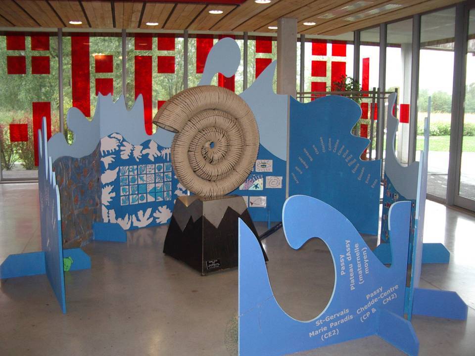 Nigel ROBINSON, « Marée haute », installation artistique avec la contribution des enfants des écoles de Passy pour les « 40 ans de sculpture contemporaine à Passy », 2013 (cliché Bernard Théry, parvis des Fiz, juillet 2013)