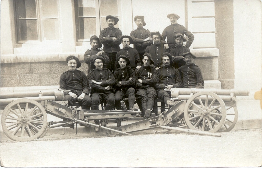 Soldats du 1er Rgt d’artillerie de montagne de Grenoble posant devant leurs canons de 65 mm juste avant guerre (site pages14-18)