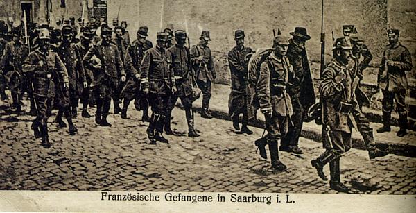 Prisonniers français traversant Sarrebourg en août 1914 (site artois1418.skyrock) 
