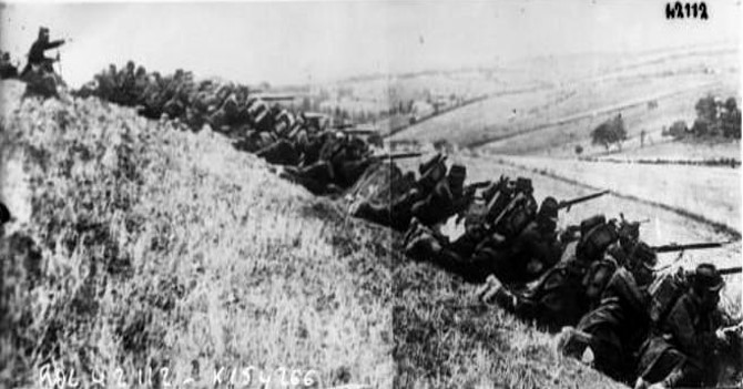 Les Français en Alsace, en ligne près de Mulhouse [soldats en position de tir] : [photographie de presse] / [Agence Rol] –1914 (site paras.forumsactifs.net) 