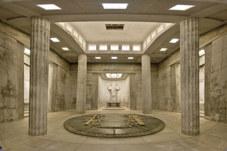 Crypte du Mémorial national du Vieil Armand : ossuaire couvert d’un bouclier en bronze (site centenaire.org)