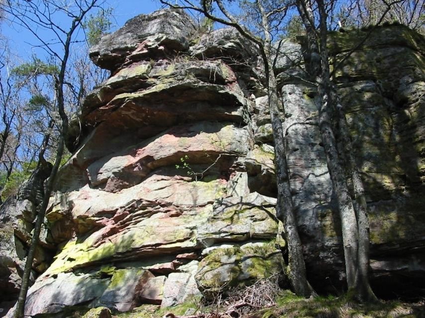 La roche d'Anozel (711 m) vue de sa base (site Wikipedia, art. Massif du Kemberg)