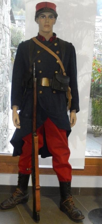 Mannequin avec l’uniforme du fantassin en 1914 (exposition mairie des Houches en décembre 2015, cliché Bernard Théry)