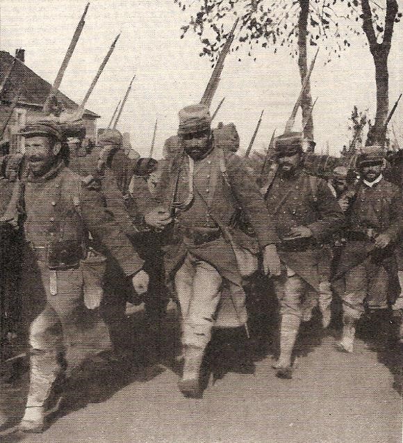 Soldats en marche vers les tranchées (Lar 1916, page 184)