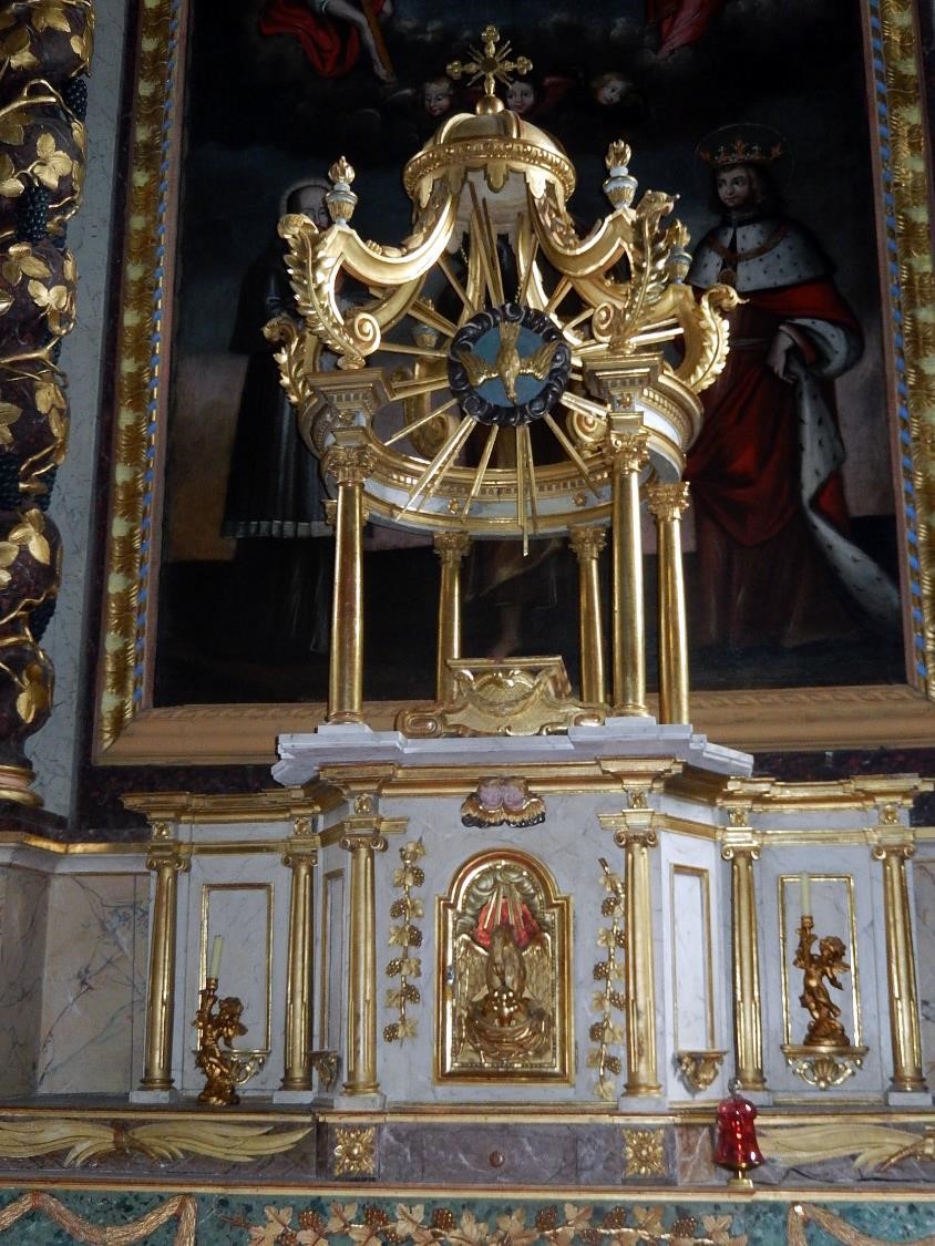 Retable de l’église St-Pierre-St-Paul, Passy : tabernacle, avec le Pélican, symbole du Christ, et son couronnement (cliché Bernard Théry, mars 2016)