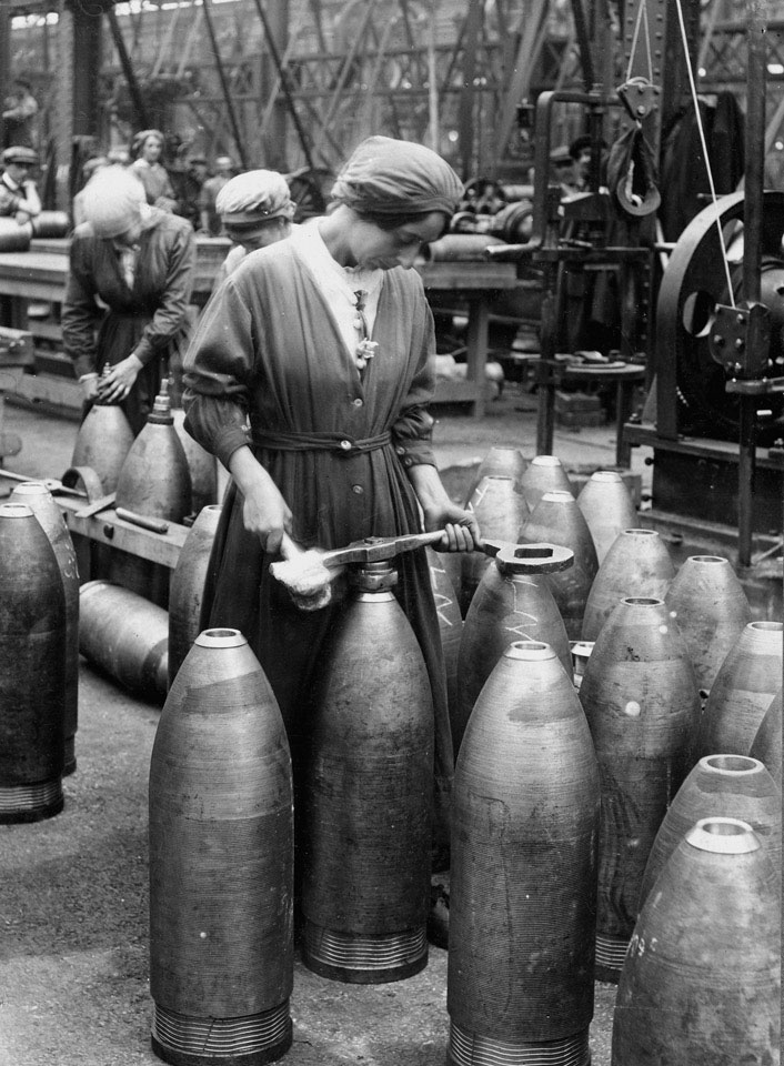 Femmes en usine pendant la Grande Guerre (Internet)