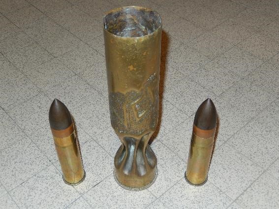 Etui d’obus français de 75 mm, gravé « Verdun », et obus de 37 mm (Doc. Françoise Demange, Passy)
