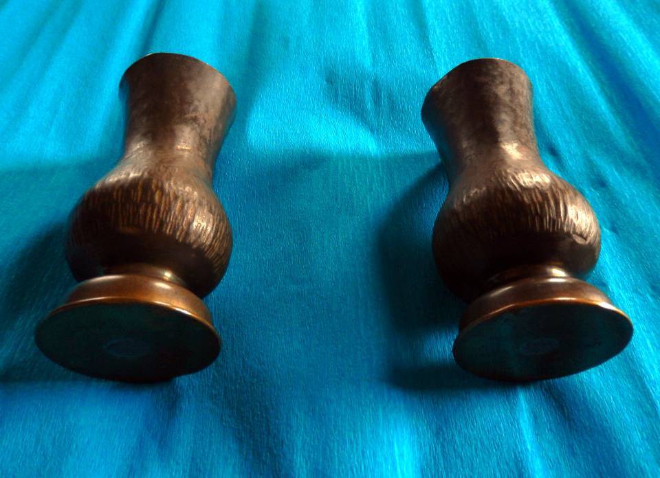 Deux petits vases fabriqués par Louis Clabaux. Ce sont deux étuis (ou douilles, pour les civils) d’obus tirés par le canon de 37 mm à tir rapide, longueur de douille 94 mm (Doc. famille de Thérèse Théry-Clabaux)
