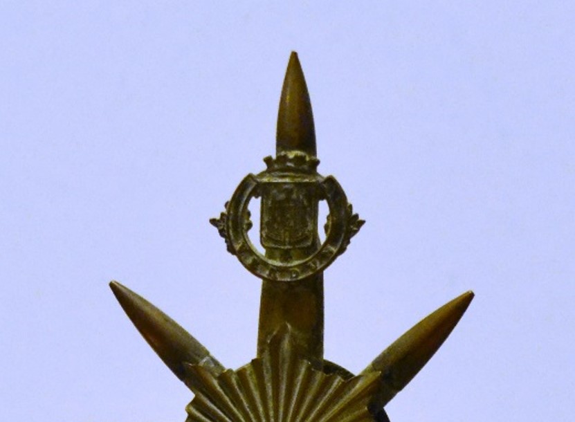 Artisanat des tranchées : haut du crucifix « Verdun » fabriqué à partir de balles de fusil Lebel (coll. Françoise Demange, Passy)