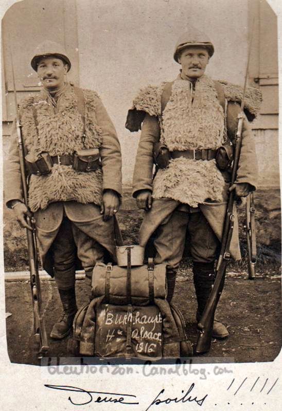 Deux poilus et leur peau de mouton, Haute-Alsace, 1916 (site bleuhorizon)