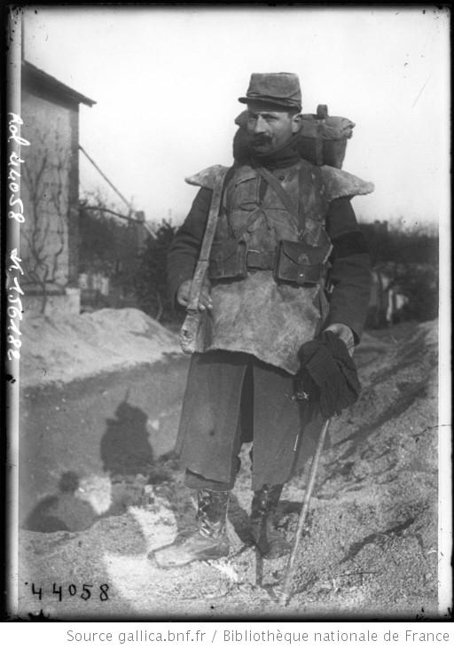 Soldat portant la chasuble en peau de mouton (site histoiremilitaria, source gallica, la chasuble ou le gilet en peau de mouton)
