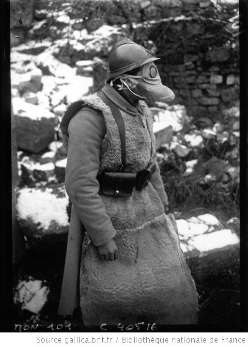 Soldat portant la chasuble en peau de mouton et le masque à gaz (site histoiremilitaria, source gallica)