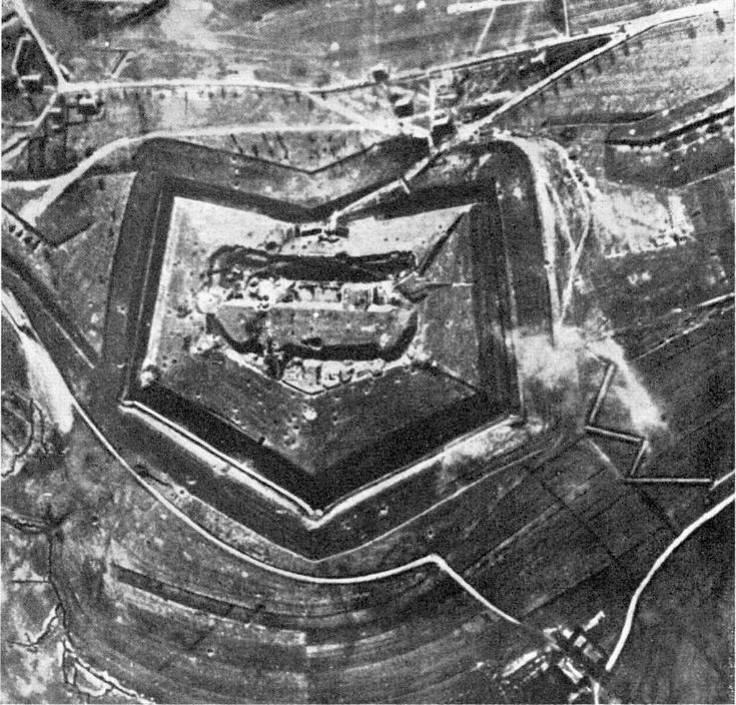 Le fort de Douaumont avant 1916 (Wikipedia, art. Bataille de Verdun) 