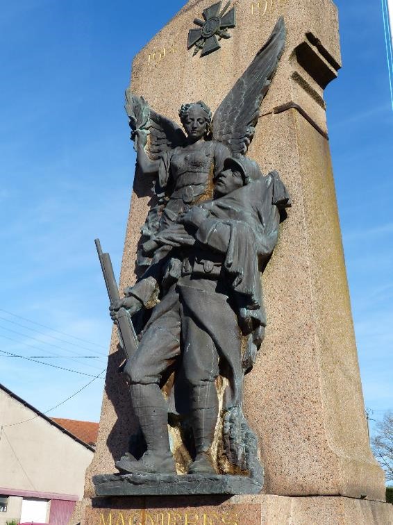  Statue du monument aux morts de Magnières, Meurthe-et-Moselle : Poilu mourant dans les bras de la Victoire et avec fusil (site monumentsmorts.univ-lille3.fr)