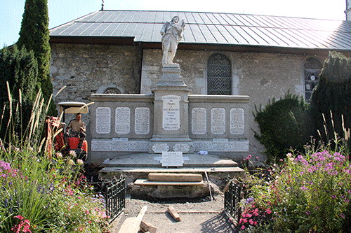 Travaux de consolidation du monument aux morts de Passy : dégagement avant le coulage de la ceinture (site de la mairie de Passy, octobre 2016)