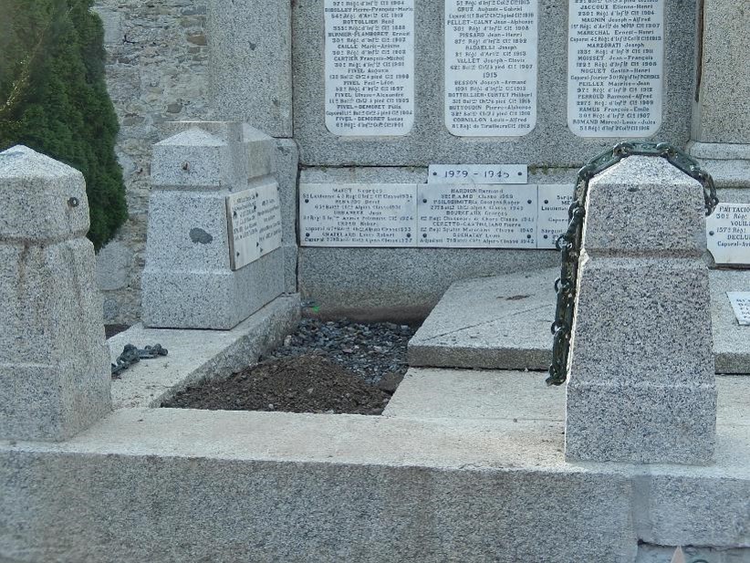 Travaux de consolidation du monument aux morts de Passy : partie gauche (cliché Bernard Théry, 19 octobre 2016)