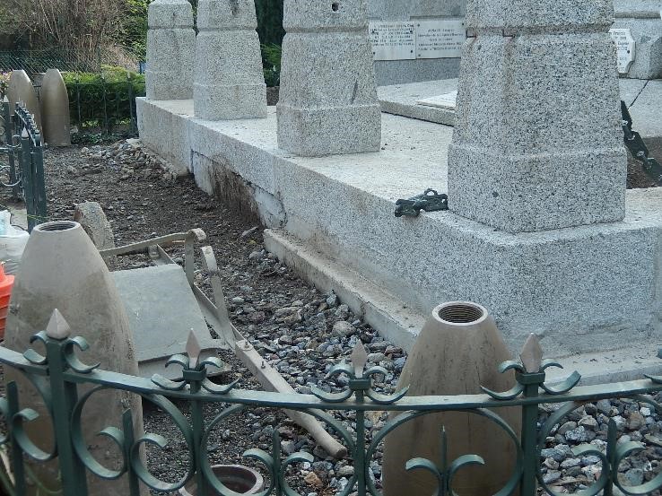 Travaux de consolidation du monument aux morts de Passy : vue de profil (cliché Bernard Théry, 19 octobre 2016)