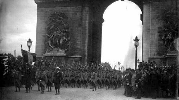 Le défilé des fusiliers marins sous l'Arc de Triomphe. Gallica/Agence Meurisse (site francetvinfo.fr)