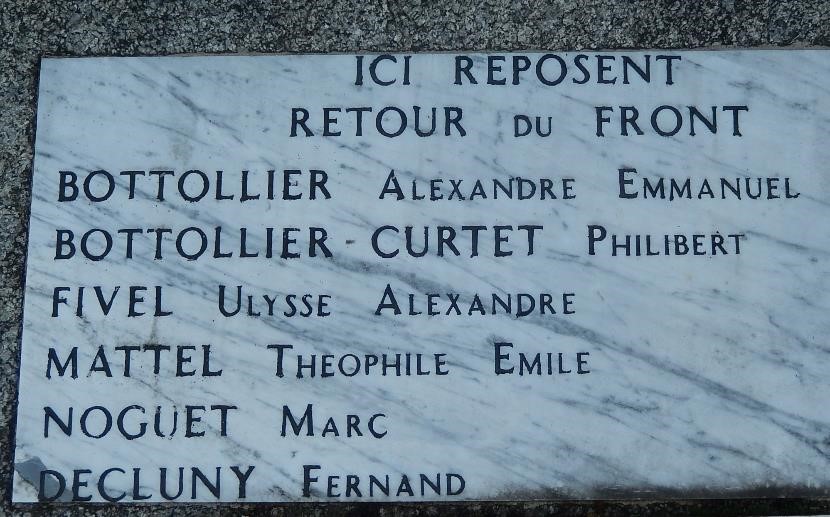 Plaque portant le nom des 6 soldats enterrés sous le monument aux morts de Passy (Vatusium 19, p. 65 ; cliché Bernard Théry)